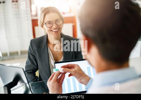 Mains optométristes mâles donnant une paire de lentilles de contact au cas où le patient offrant le choix Banque D'Images