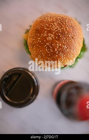 hamburger croustillant frais avec vue sur le dessus de la boisson Banque D'Images