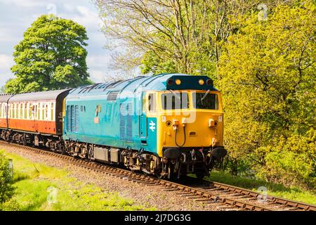 Train diesel 50035 Ark Royal en route vers Bridgnorth, Shropshire, Royaume-Uni Banque D'Images