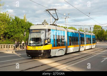 Single PESA 122 NaSF tram sur une rue vide sans Voitures dans le centre de Sofia Bulgarie Banque D'Images