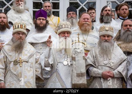 Moscou, Russie. 8th mai 2022. Evêques et le Métropolitain Kornilie (C), chef de l'Eglise orthodoxe russe du Vieux-Rite, Métropolitain de Moscou et de toute la Russie, lors d'une procession religieuse autour des églises du quartier des vieux croyants Rogozhskaya le dimanche des Saints Myrrhbearers à Moscou, en Russie Banque D'Images