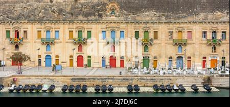 Entrepôts portuaires de 18th siècles convertis sur le front de mer de la Valette, Valletta (il-Belt Valletta), République de Malte Banque D'Images