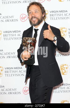 Londres, Royaume-Uni, 08/05/2022, Stephen Graham, lauréat du prix BAFTA TV, et sa conjointe Hannah Walters assistent à la télévision BAFTA Awards qui se tient au Royal Festival Hall de Londres. Ils ont été photographiés embrassant dans la zone du gagnant aux BAFTA TV Awards Today.Credit: JohnDavies/ Alamy Live news Banque D'Images