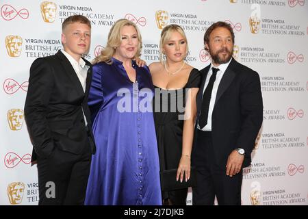 Londres, Royaume-Uni, 08/05/2022, Stephen Graham, lauréat du prix BAFTA TV, et sa conjointe Hannah Walters assistent à la télévision BAFTA Awards qui se tient au Royal Festival Hall de Londres. Ils ont été photographiés embrassant dans la zone du gagnant aux BAFTA TV Awards Today.Credit: JohnDavies/ Alamy Live news Banque D'Images