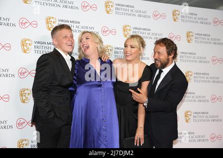 Londres, Royaume-Uni, 08/05/2022, Stephen Graham, lauréat du prix BAFTA TV, et sa conjointe Hannah Walters assistent à la télévision BAFTA Awards qui se tient au Royal Festival Hall de Londres. Ils ont été photographiés embrassant dans la zone du gagnant aux BAFTA TV Awards Today.Credit: JohnDavies/ Alamy Live news Banque D'Images