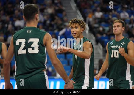 Hawaï Rainbow Warriors Outside Hitter Chaz Galloway (1) célèbre avec ses coéquipiers Spyros Chakas (23) et Jakob Thelle (10) lors d'une demi-finale du tournoi de volleyball universitaire masculin de la NCAA, le jeudi 5 mai 2022, à Los Angeles. Hawaï a battu Ball State 3-2. Banque D'Images