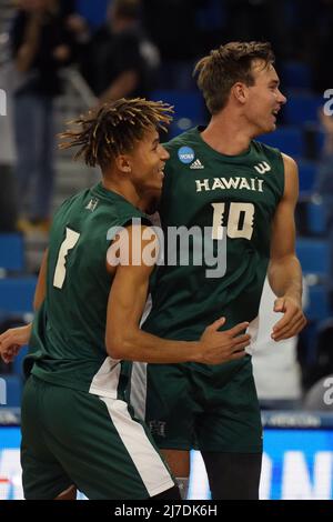 Hawaï Rainbow Warriors Outside Hitter Chaz Galloway (1) célèbre avec le setter Jakob Thelle (10) après une demi-finale du tournoi de volleyball universitaire masculin de la NCAA, le jeudi 5 mai 2022, à Los Angeles. Hawaï a battu Ball State 3-2. Banque D'Images