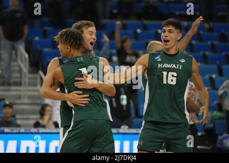 Jakob Thelle (10 ans), passeur des Rainbow Warrios d'Hawaï, célèbre avec Chaz Galloway (1 an) et Filip Humler (16 ans) après une demi-finale du tournoi de volleyball universitaire masculin de la NCAA contre les Cardinals de Ball State, jeudi 5 mai 2022, à Los Angeles. Hawaï a battu Ball State 3-2. Banque D'Images