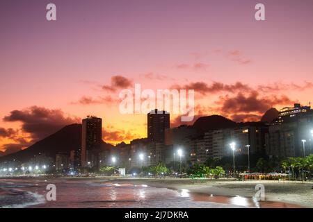 Coucher de soleil sur la plage de Leme à Copacabana à Rio de Janeiro, Brésil. Banque D'Images