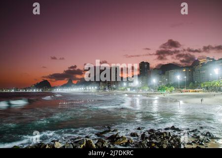 Coucher de soleil sur la plage de Leme à Copacabana à Rio de Janeiro, Brésil. Banque D'Images