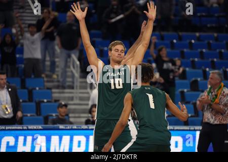 Jakob Thelle (10 ans), passeur des Rainbow Warriors d'Hawaï, célèbre avec Chaz Galloway (1 an) après une demi-finale du tournoi de volleyball universitaire masculin de la NCAA contre les Ball State Cardinals, le jeudi 5 mai 2022 à Los Angeles. Hawaï a battu Ball State 3-2. Banque D'Images