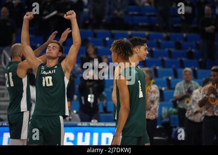 Jakob Thelle (10 ans), passeur des Rainbow Warriors d'Hawaï, célèbre avec Chaz Galloway (1 an) après une demi-finale du tournoi de volleyball universitaire masculin de la NCAA contre les Ball State Cardinals, le jeudi 5 mai 2022 à Los Angeles. Hawaï a battu Ball State 3-2. Banque D'Images