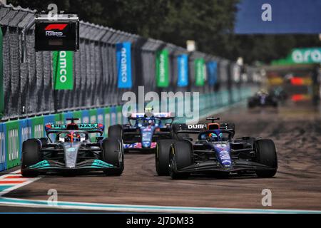 Grand Prix de Miami, dimanche 8th mai 2022. (De gauche à droite): George Russell (GBR) Mercedes AMG F1 W13 et Alexander Albon (THA) Williams Racing FW44 bataille pour la position. Grand Prix de Miami, dimanche 8th mai 2022. Miami International Autodrome, Miami, Floride, États-Unis. Banque D'Images