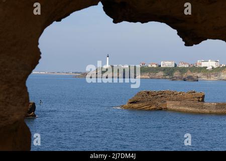 Vue sur le phare de Biarritz vue par l'arche de roche. France. Banque D'Images