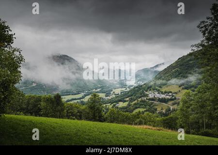 Vue sur la vallée de l'Aure dans les Pyrénées françaises par une journée nuageux avec un village pyrénéen typique en altitude Banque D'Images