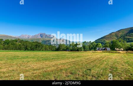 Authentique grange pyrénéenne rénovée avec toit en ardoise dans la vallée de l'Aure. Vue imprenable sur le massif de l'Arbizon Banque D'Images