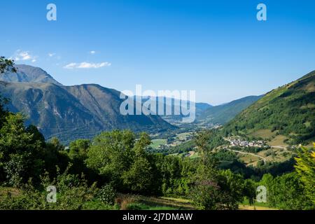 Vue sur la vallée de l'Aure dans les Pyrénées françaises par une journée nuageux avec un village pyrénéen typique en altitude Banque D'Images