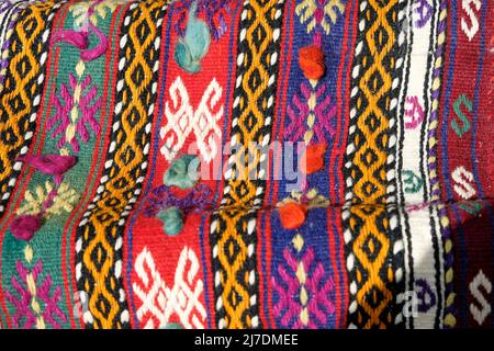 tapis colorés prêts à être vendus devant un magasin. Banque D'Images