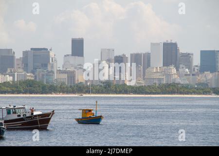 Bateaux dans la baie de Guanabara, vus de Mureta da Urca à Rio de Janeiro, Brésil - 10 avril 2022: Bateaux amarrés dans la baie de Guanabara, vus d'Urca voisin Banque D'Images