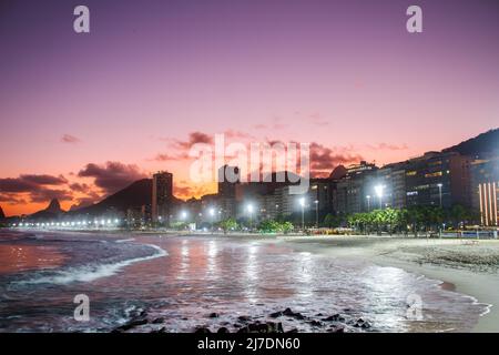 Coucher de soleil sur la plage de Leme à Copacabana à Rio de Janeiro, Brésil. Banque D'Images