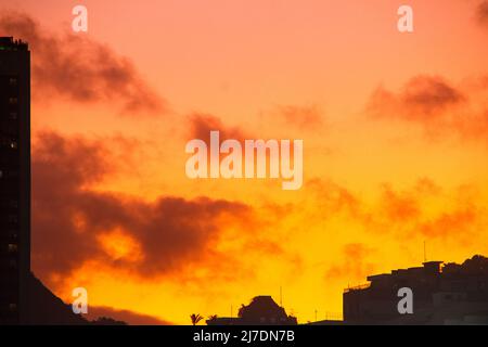 Coucher de soleil sur la plage de Leme à Copacabana à Rio de Janeiro, Brésil. Banque D'Images