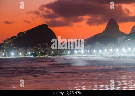 Coucher de soleil sur la plage de Leme à Copacabana à Rio de Janeiro, Brésil. Banque D'Images