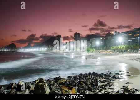 Coucher de soleil sur la plage de Leme à Copacabana à Rio de Janeiro, Brésil. Banque D'Images