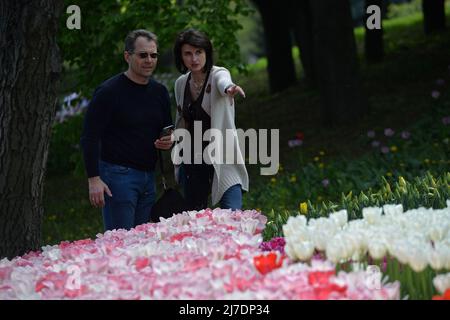 Non exclusif: KIEV, UKRAINE - 7 MAI 2022 - les visiteurs regardent des fleurs exposées au cours d'une tulipe traditionnelle au Pôle Spivoche du réseau local de Pecherskyi Banque D'Images