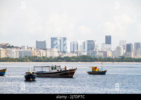 Bateaux dans la baie de Guanabara, vus de Mureta da Urca à Rio de Janeiro, Brésil - 10 avril 2022: Bateaux amarrés dans la baie de Guanabara, vus d'Urca voisin Banque D'Images