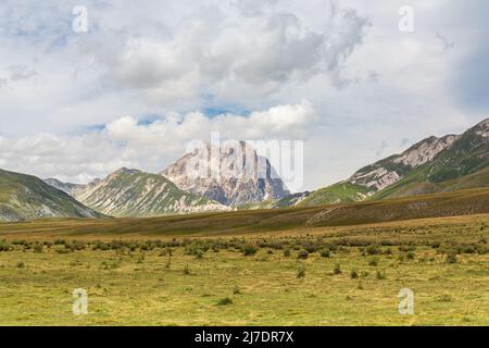 Apennine montagnes dans les Abruzzes, Italie. Vue panoramique sur le pic de Gran Sasso et le plateau de Campo Imperatore. Banque D'Images