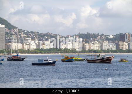 Bateaux dans la baie de Guanabara, vus de Mureta da Urca à Rio de Janeiro, Brésil - 10 avril 2022: Bateaux amarrés dans la baie de Guanabara, vus d'Urca voisin Banque D'Images