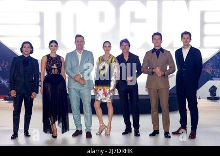MEXICO, MEXIQUE - 06 MAI : (G-D) Danny Ramirez, Monica Barbaro, Jon Hamm, Jennifer Connelly, Tom Cruise, Miles Teller, Joseph Kosinski participe à la première mexicaine de 'Top Gun: Maverick'. (Photo de Francisco Morales/DAMMPHOTO) Banque D'Images