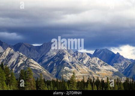 La chaîne de montagnes Sawback est une chaîne de montagnes des Rocheuses canadiennes qui s'étend de la vallée de la Bow en Alberta jusqu'au sud-est du parc national Banff Banque D'Images