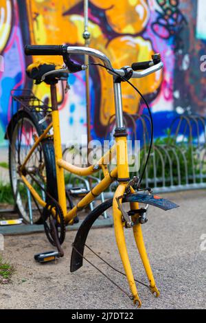 Un vélo abandonné sans roue avant. Banque D'Images