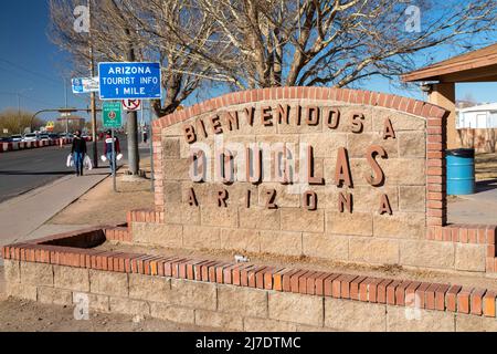 Douglas, Arizona - Un panneau accueille les voyageurs qui traversent la frontière entre Agua Prieta, au Mexique, et Douglas, en Arizona. Banque D'Images