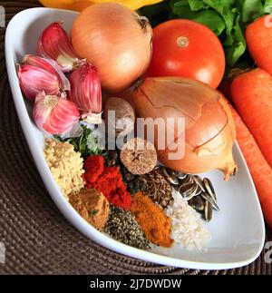 ingrédients épicés, notamment oignons et poivrons et photo de stock d'ail Banque D'Images