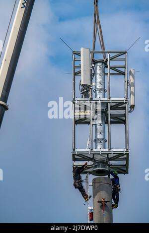 Montage, construction d'un émetteur radio mobile 5G, mât, Internet mobile rapide, Düsseldorf, NRW, Allemagne Banque D'Images