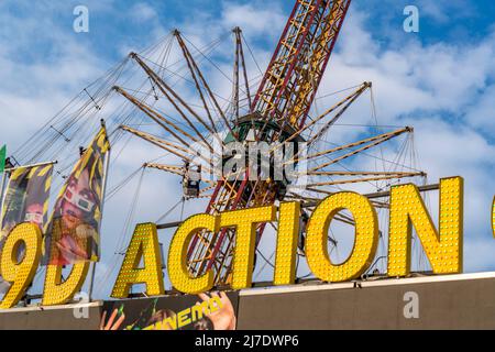 Foire, salon, carrousel à chaînes, aéronautique 1880, 80 mètres de haut, parcours du parc d'expositions, Banque D'Images