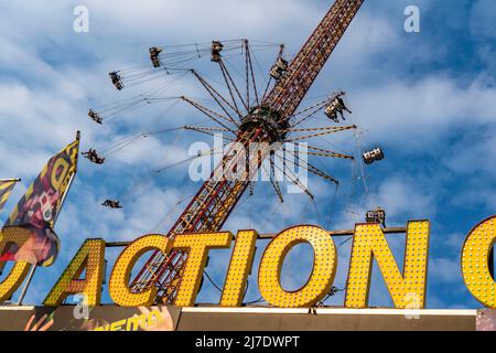 Foire, salon, carrousel à chaînes, aéronautique 1880, 80 mètres de haut, parcours du parc d'expositions, Banque D'Images