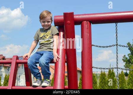 Aire de jeux pour enfants moderne en parc. Banque D'Images