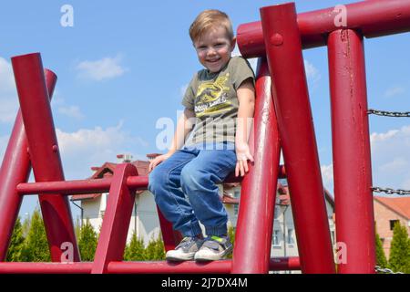 Aire de jeux pour enfants moderne en parc. Banque D'Images