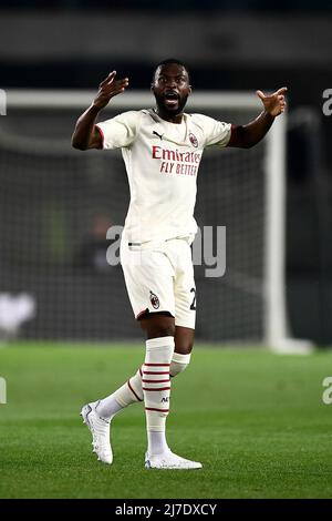 Vérone, Italie. 08 mai 2022. Fikayo Tomori de l'AC Milan fête lors de la série Un match de football entre le FC de Vérone Hellas et l'AC Milan. Credit: Nicolò Campo/Alay Live News Banque D'Images