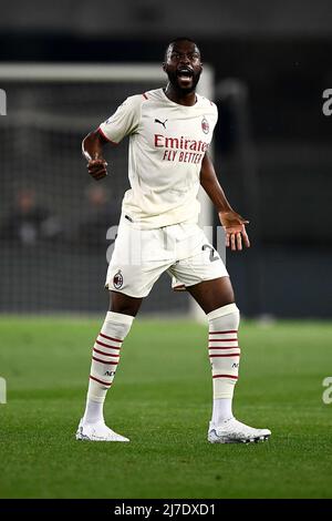 Vérone, Italie. 08 mai 2022. Fikayo Tomori de l'AC Milan fête lors de la série Un match de football entre le FC de Vérone Hellas et l'AC Milan. Credit: Nicolò Campo/Alay Live News Banque D'Images