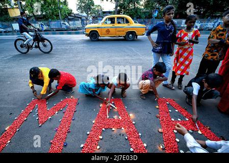 Kolkata, Inde - 8 mai 2022, les enfants éclaient les bougies autour du mot « MAA » qui, au Bengali, signifie que mère observe le jour des mères à Kolkata. Les activistes sociaux indiens ont démontré qu'ils sensibilisent l'opinion à la condition du sang et à la thalassémie, à l'occasion de la Journée internationale de la thalassémie qui partage une date avec la Fête des mères. La fête des mères est commémorée pour souligner l'existence des mères et leur importance dans la vie humaine. Banque D'Images