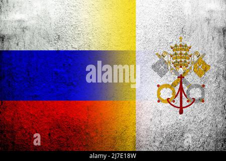 Drapeau national de la Fédération de Russie avec drapeau national de la Cité du Vatican. Grunge l'arrière-plan Banque D'Images