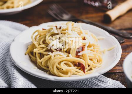 Pâtes carbonara classiques Homamade sur une assiette blanche Banque D'Images