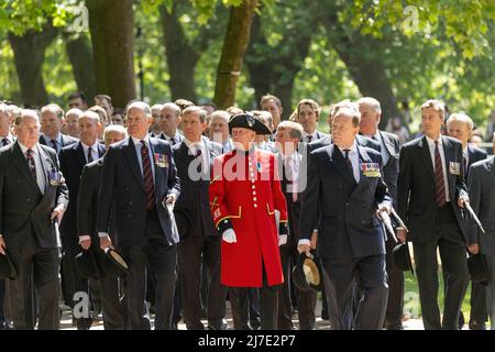 Londres, Royaume-Uni - 8 mai 2022, Un pensioner de Chelsea (en rouge) avec son association régimentaire marche pendant la parade annuelle et le service de l'association combinée de cavalerie ancienne camarades au Cavalry Memorial adjacent au kiosque à Hyde Park. Son Altesse Royale le Prince Edward, le comte de Wessex, KG, GCVO, CD, ADC, Le colonel honoraire royal le Royal Wessex Yeomanry a pris le salut lors de la parade annuelle et du service de l'association combinée Cavalry Old Comrades au Cavalry Memorial adjacent au kiosque à Hyde Park. Banque D'Images