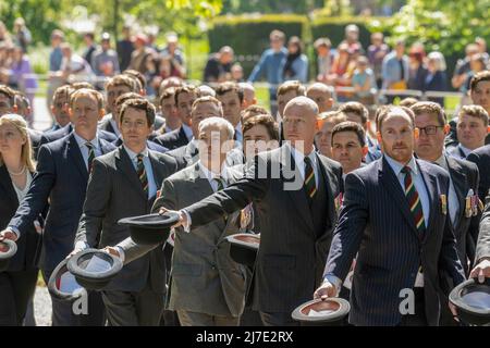 Londres, Royaume-Uni - 8 mai 2022, les membres d'une association régimentaire retirent leurs chapeaux de bowler traditionnels pour rendre hommage à HRH Prince Edward lors du défilé annuel et du service de l'association combinée Cavalry Old Comrades au Cavalry Memorial adjacent au kiosque à Hyde Park. Son Altesse Royale le Prince Edward, le comte de Wessex, KG, GCVO, CD, ADC, Le colonel honoraire royal le Royal Wessex Yeomanry a pris le salut lors de la parade annuelle et du service de l'association combinée Cavalry Old Comrades au Cavalry Memorial adjacent au kiosque à Hyde Park. Banque D'Images