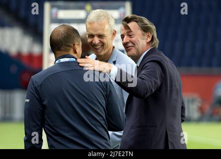 Paris, France, 08/05/2022, Maire de Troyes François Baroin, entraîneur de l'ESTAC Troyes Bruno Irles (centre) après le championnat français Ligue 1 de football entre Paris Saint-Germain et ESTAC Troyes le 8 mai 2022 au stade du Parc des Princes à Paris, France - photo Jean Catuffe / DPPI Banque D'Images