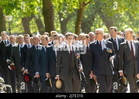 Les membres d'une association régimentaire défilent en portant les chapeaux de bowler traditionnels et les parapluies roulés pendant le défilé annuel et le service de l'association combinée de cavalerie ancienne camarades au Cavalry Memorial adjacent au kiosque à Hyde Park. Son Altesse Royale le Prince Edward, le comte de Wessex, KG, GCVO, CD, ADC, Le colonel honoraire royal le Royal Wessex Yeomanry a pris le salut lors de la parade annuelle et du service de l'association combinée Cavalry Old Comrades au Cavalry Memorial adjacent au kiosque à Hyde Park. (Photo de Ian Davidson / SOPA Images / Sipa USA) Banque D'Images